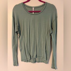 Lululemon Light Green Women’s Long Sleeve Crew Neck Top
